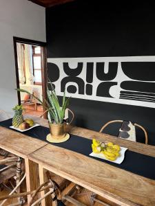 ジャンビアニにあるVilla Ivy Jambiani Zanzibarの木製テーブル(果物2皿付)