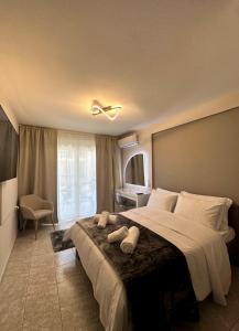 27 Urban Stay في Neochorópoulon: غرفة نوم بسرير كبير مع مروحة سقف