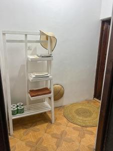 ジャンビアニにあるVilla Ivy Jambiani Zanzibarの床のある部屋の白い棚
