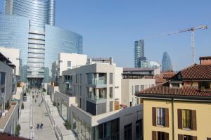 Blick auf eine Stadtstraße mit hohen Gebäuden in der Unterkunft Porta Garibaldi in Mailand