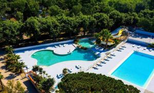 an overhead view of a swimming pool at a resort at Mobil-home 6 pers, tout confort Clim, piscine & animations in Agde
