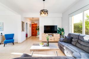 TV a/nebo společenská místnost v ubytování Villa Soraya 1 by Ezoria Villas