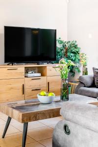 TV a/nebo společenská místnost v ubytování Villa Soraya 1 by Ezoria Villas