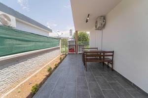 A balcony or terrace at Portakal Çiçeği 1