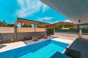 The swimming pool at or close to Portakal Çiçeği 1