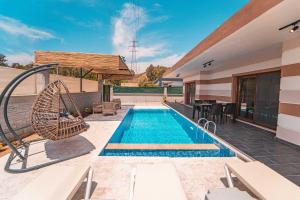 The swimming pool at or close to Portakal Çiçeği 1