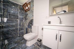 A bathroom at Portakal Çiçeği 1 Még 17 kép