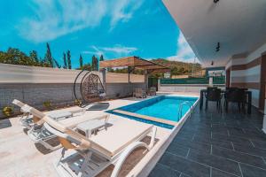 The swimming pool at or close to Portakal Çiçeği 1