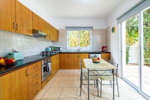 Kuchyň nebo kuchyňský kout v ubytování Villa Soraya 1 by Ezoria Villas
