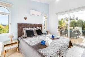 Postel nebo postele na pokoji v ubytování Villa Soraya 1 by Ezoria Villas