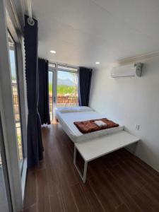 Postel nebo postele na pokoji v ubytování Xinh Bebe Homestay View Núi Bà Đen