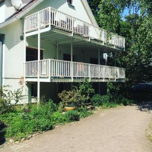 a white house with a balcony on the side of it at Waldblick in Bleckede