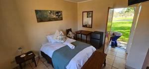 Un dormitorio con una cama y una puerta corrediza de vidrio. en Casa Del Sol Guesthouse, en Lime Acres