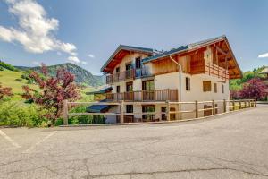 a house on the side of a road at Le Chevreuil - 3 chambres, terrasse, piscine in Flumet
