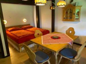 Postel nebo postele na pokoji v ubytování Gemütliche Ferienwohnung Vorauf Siegsdorf Ruhige Lage