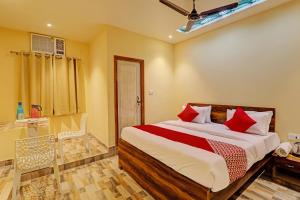 Un dormitorio con una cama grande y un baño. en Super Hotel O Royal Regency Palace, en Gorakhpur