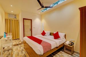 Ένα ή περισσότερα κρεβάτια σε δωμάτιο στο Super Hotel O Royal Regency Palace