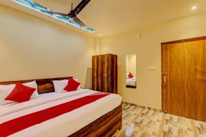 Ένα ή περισσότερα κρεβάτια σε δωμάτιο στο Super Hotel O Royal Regency Palace