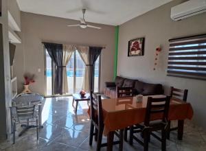 ein Wohnzimmer mit Tisch und Couch in der Unterkunft Departamentos La roca D2 in La Peñita de Jaltemba