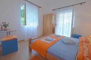 Postel nebo postele na pokoji v ubytování Apartment and Rooms Danica