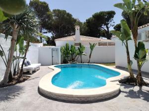 The swimming pool at or close to Villa andaluza relax y playa en entorno tranquilo