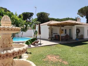 The swimming pool at or close to Villa andaluza relax y playa en entorno tranquilo