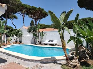The swimming pool at or close to Villa andaluza relax y playa en entorno tranquilo