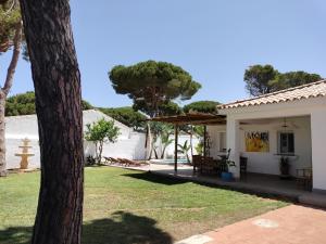 A garden outside Villa andaluza relax y playa en entorno tranquilo