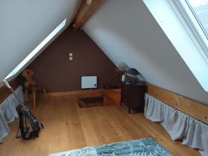 a attic room with a room with a tv at Chalet au cœur de la station in Thollon