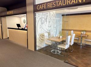 Reštaurácia alebo iné gastronomické zariadenie v ubytovaní Hotel Koruna