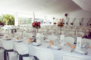 a room filled with white tables and white chairs at Complejo Hotelero Saga in Manzanares