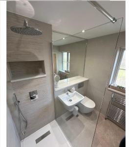 Et badeværelse på Detached Luxury Coach House - Sky Sports Cinema - EVCharger