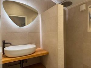 a bathroom with a white sink and a mirror at Hoeve Springendal Erf&Bron in Hezingen