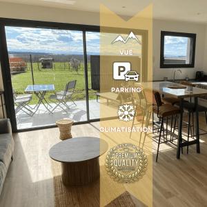 Rivière-Saas-et-GourbyBelleVue - Jardin-Montagne-Calme的带沙发和桌子的客厅