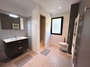 Rivière-Saas-et-GourbyBelleVue - Jardin-Montagne-Calme的带水槽和马桶的浴室