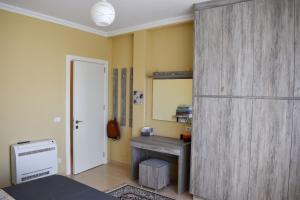 a room with a desk and a large wooden door at J & J Holiday Home Vala Mar in Hamallë