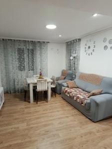 Una sala de estar con dos sofás y una mesa. en San Andres 14, en Teruel