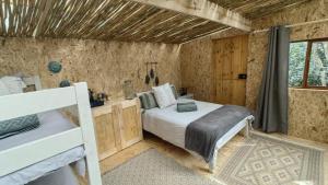 Ένα ή περισσότερα κρεβάτια σε δωμάτιο στο Gaia River Cabin