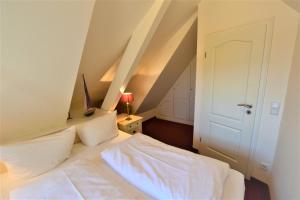 Ένα ή περισσότερα κρεβάτια σε δωμάτιο στο Landhaus auf der Düne, App 7