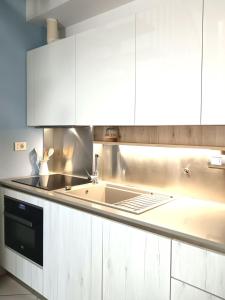Η κουζίνα ή μικρή κουζίνα στο Riverside Happy Lodge +6 φωτογραφίες