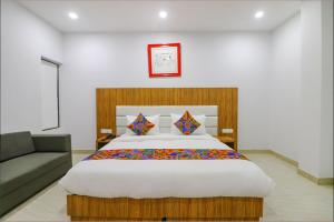 Кровать или кровати в номере FabHotel Premium Kashi