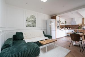Χώρος καθιστικού στο Charming house with a hot tub