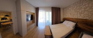 A television and/or entertainment centre at Villa Erdődy Resort