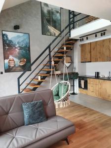salon z kanapą i schodami w obiekcie Relaxroom Szmaragd w Redzie