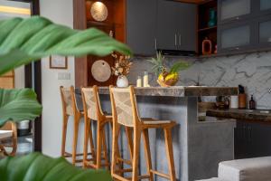 ケロボカンにあるVilla Taj - Luxury 3-bedroom Pool Villa Near Seminyakのキッチン(バーのカウンターと椅子付)