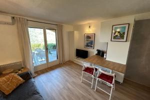 Un televizor și/sau centru de divertisment la Saint-Clair Magnificent apartment with sea view