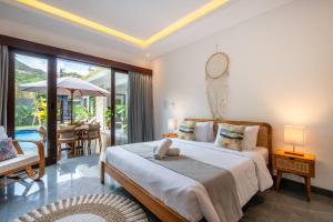 ケロボカンにあるVilla Taj - Luxury 3-bedroom Pool Villa Near Seminyakのベッドルーム1室(ベッド1台、テーブル付)、パティオが備わります。
