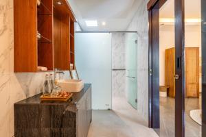 ケロボカンにあるVilla Taj - Luxury 3-bedroom Pool Villa Near Seminyakのバスルーム(シンクと鏡付きのカウンター付) +31枚の写真