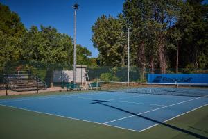 Εγκαταστάσεις για τένις ή/και σκουός στο Homair Mobil-homes Camping Les Avignon ή εκεί κοντά