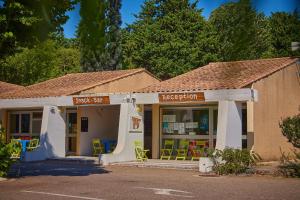 Το κτήριο όπου στεγάζεται  το κάμπινγκ